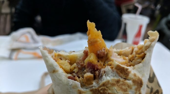Degustăm Taco Bell la Mega Mall: fără scaune, uscat şi cu anxietate