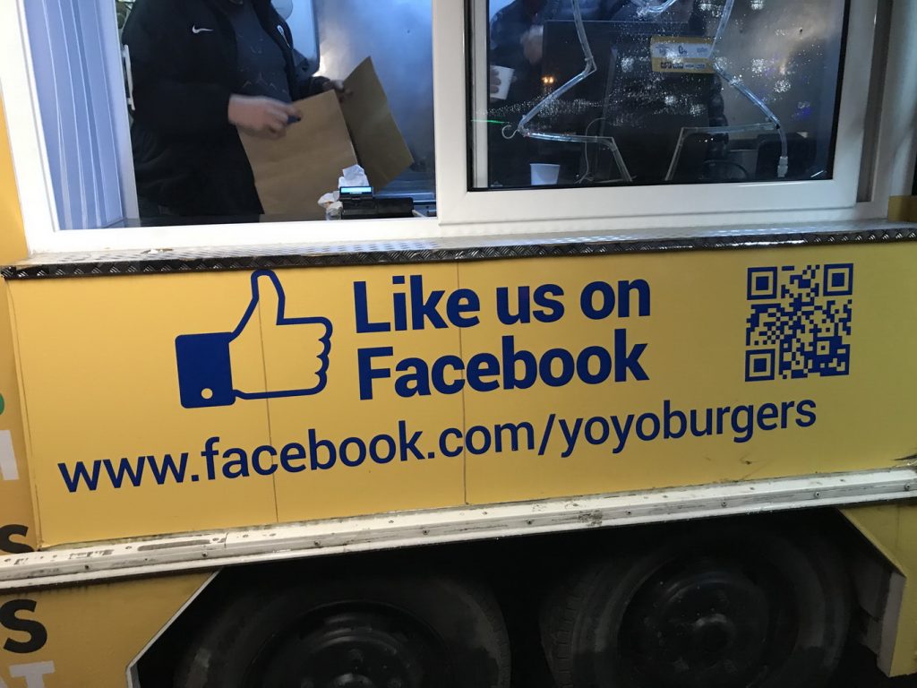 Degustăm YOYO Burger food truck cu personalitate, sepie şi paprika