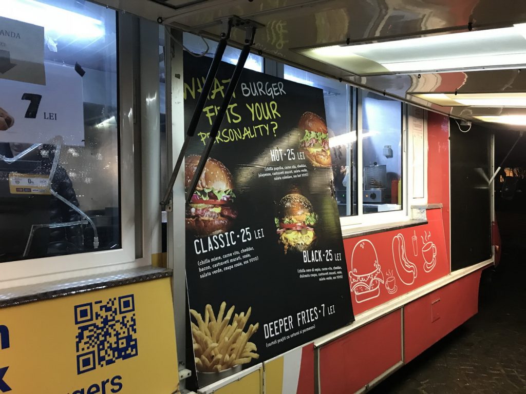 Degustăm YOYO Burger food truck cu personalitate, sepie şi paprika