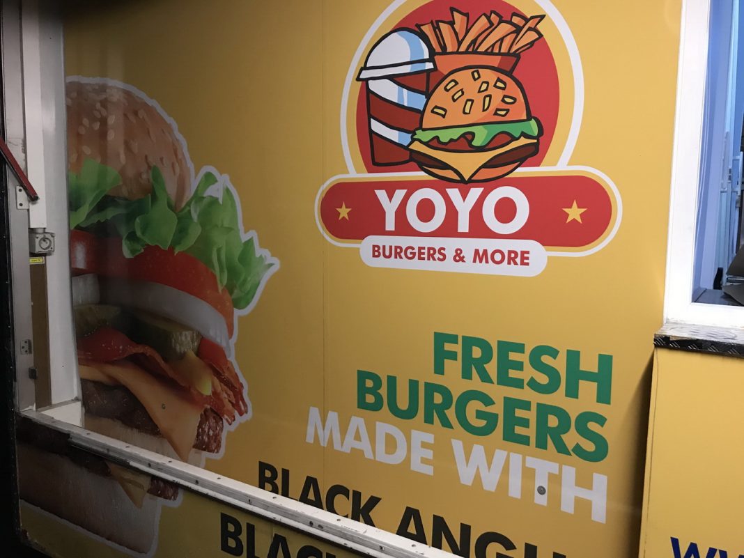 Degustăm YOYO Burger food truck cu personalitate, sepie şi paprika