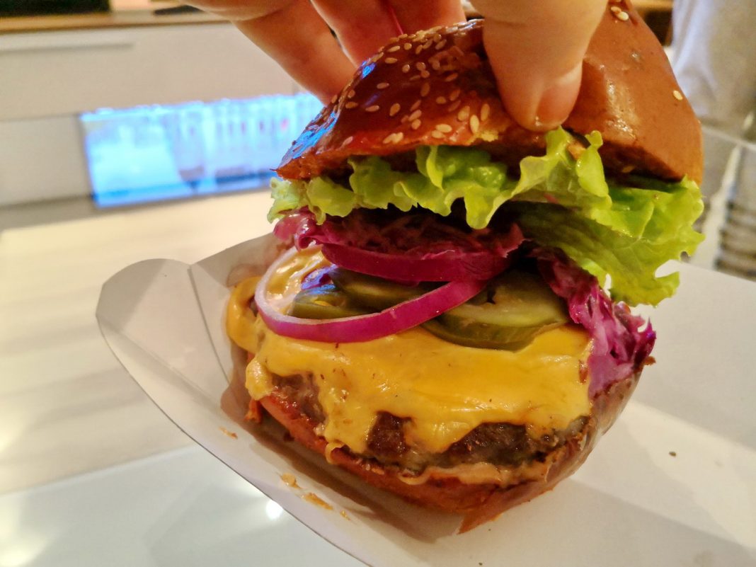 Degustăm YOYO Burger food truck cu personalitate, sepie şi paprika