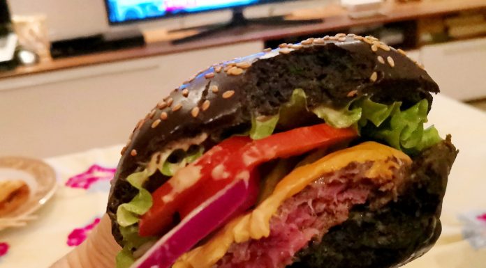 Degustăm YOYO Burger: food truck cu personalitate, care încearcă ceva diferit, cu sepie şi paprika