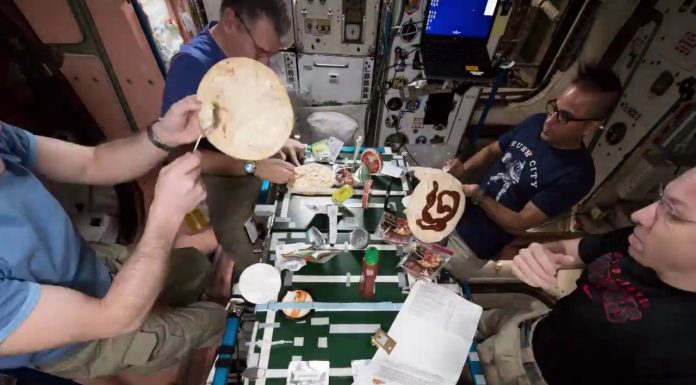 Cum faci pizza în spaţiu: iată astronauţii NASA pregătind pizza pe Staţia Spaţială (Video)