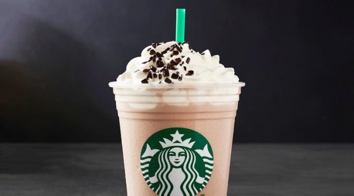 Starbucks lansează noi specialităţi de anul nou: Black and White Mocha şi Frappucino cu mascarpone