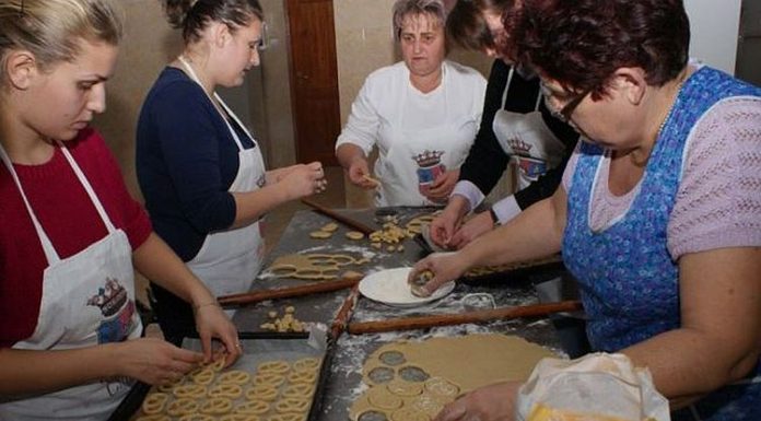 Târg caritabil cu bunătăţi tradiţionale în Sălaj; Iată ce pregătesc gospodinele