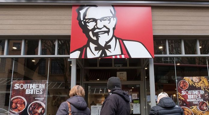 Restaurantele KFC din Marea Britanie au fost închise din cauza unei crize de carne de pui