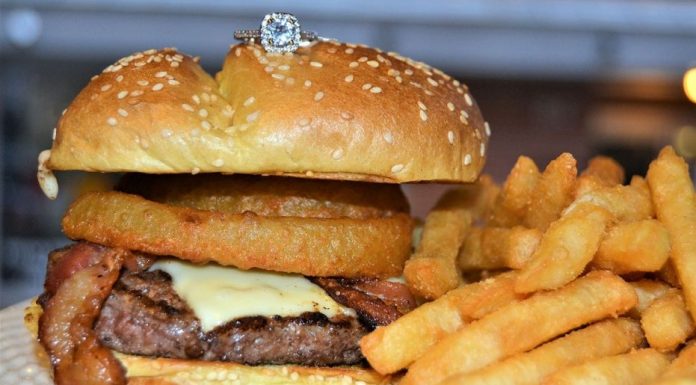 Burgerul de 3000 de dolari vine cu inel de logodnă de Valentine’s Day la un restaurant din Boston