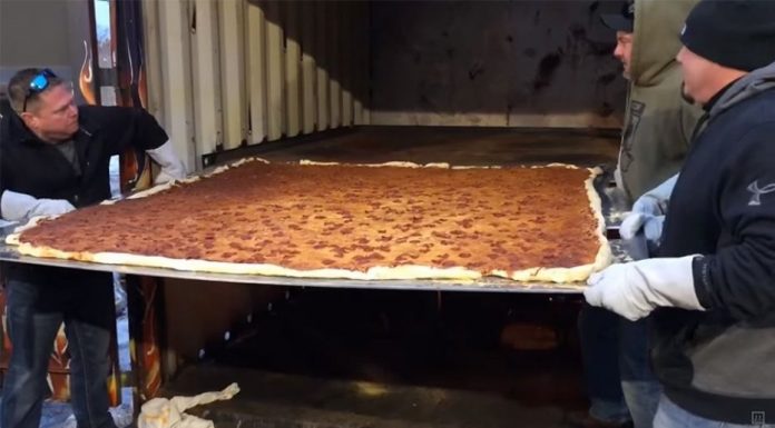 Cea mai mare pizza pentru livrare din lume e coaptă la Michigan, măsoară 1.82 metri în lăţime, lungime