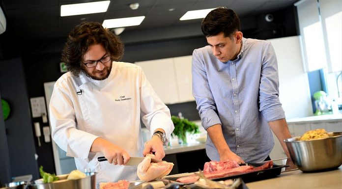 Iată câştigătorul aplicaţiei „Chefi la Cuţite”, care a primit lecţii de gătit de la Florin Dumitrescu