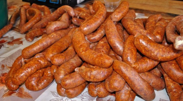 Cei mai buni cârnăţari din Timiş s-au întrecut la Tormac într-un concurs de preparat cârnaţi