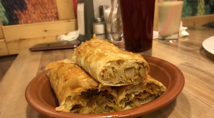 Degustăm La Plăcinte: între pârjoale şi fasole, muzică populară şi deserturi delicioase