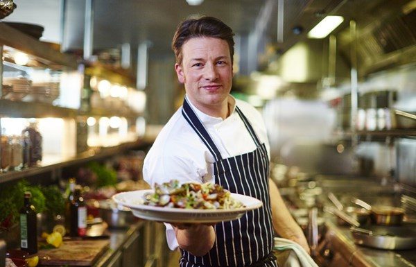 Jamie Oliver a colaborat cu McDonald’s drept consultant, deşi era un inamic al produselor lor