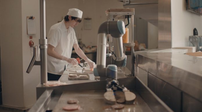 Flippy este un robot care face hamburgeri ultra rapid; Iată-l în acţiune (Video)