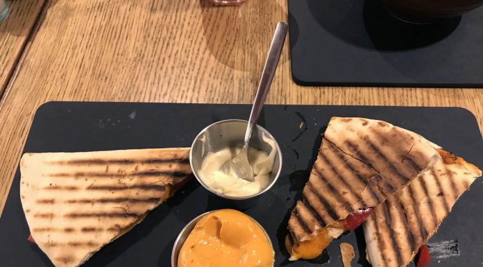 Am degustat noul meniu Pizza Hut 2018: între popcorn în supă, burger modest şi desert superbun