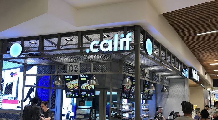 Punct Calif debutează în Auchan Titan, cu 4 specialităţi de kebab/falafel, sosuri cu autoservire