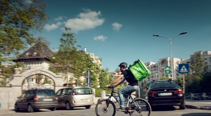 Uber Eats disponibil de azi în Bucureşti; Serviciu de livrare mâncare pe bicicletă, maşină, scuter