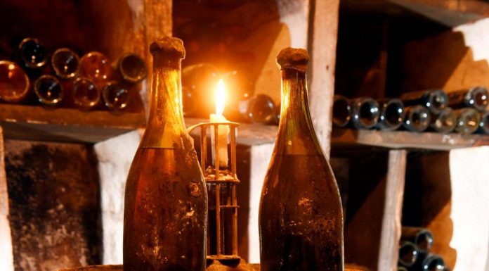 Sticle de vin galben de 244 de ani vândute la o licitaţie la peste 100.000 de dolari