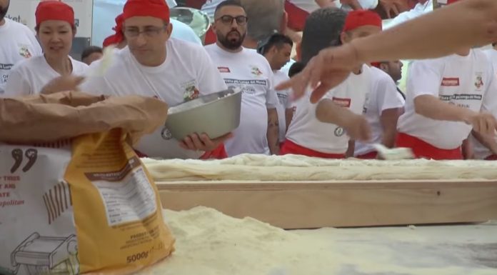 Cea mai mare pizza prăjită din lume a fost pregătită la Napoli şi a intrat imediat în Cartea Recordurilor (Video)
