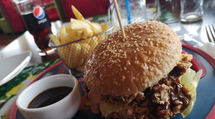 Degustăm burgeri şi vită Angus la Papa Mitch Texas BBQ Pit: The Good, the Bad and the Ugly