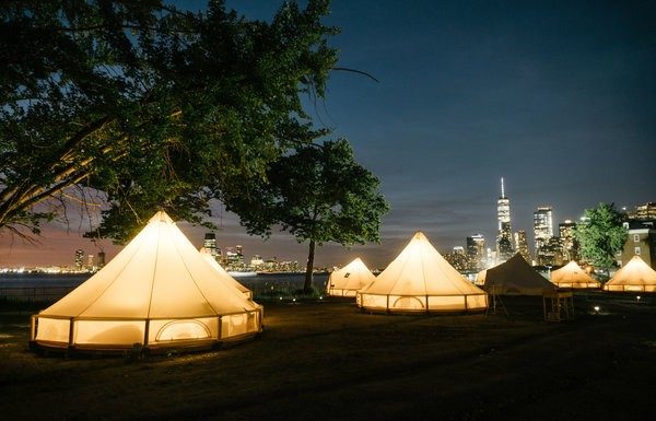 Glamping e cea mai nouă fiţă în New York: corturi cu cazare de lux într-o bază militară dezafectată