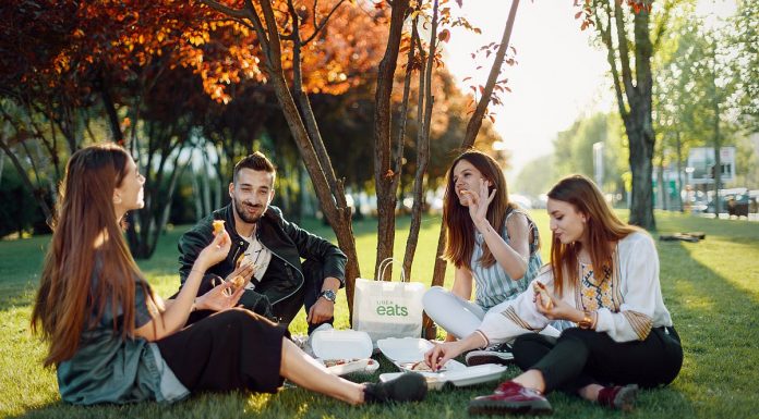 Uber Eats renunţă la taxa de livrare pe durata verii; Iată cum a mers serviciul în prima lună în Bucureşti