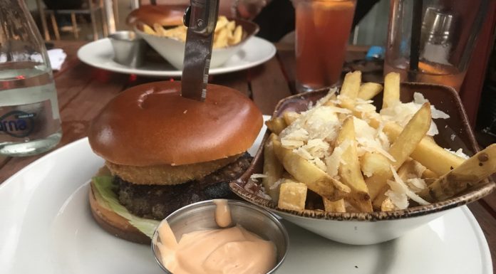 Cum a fost de Ziua Independenţei la Hard Rock Cafe: tauri mecanici, cowboy, indieni şi burgeri