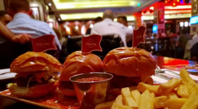 Degustăm meniul Infused With Love de la Hard Rock Cafe: bourbon în coaste, cocktailuri, satisfăcător total