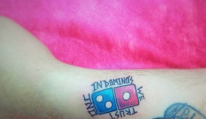 Pizza gratis pe viaţă dacă îţi faci tatuaj cu logo-ul Domino’s; Iată promoţia care a înnebunit Rusia
