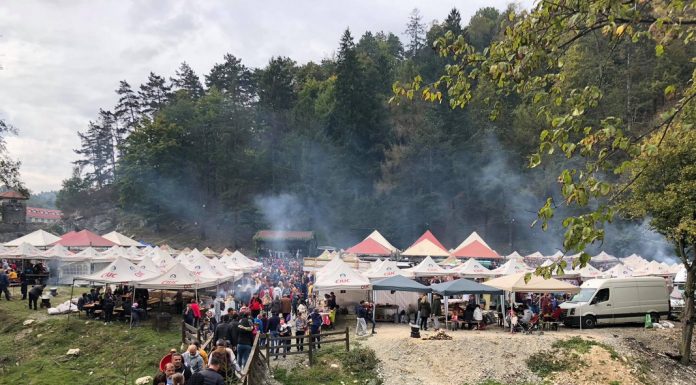 Răvăşitul Oilor – Festivalul Brânzei şi al Pastramei este o activitate de weekend ce trebuie încercată