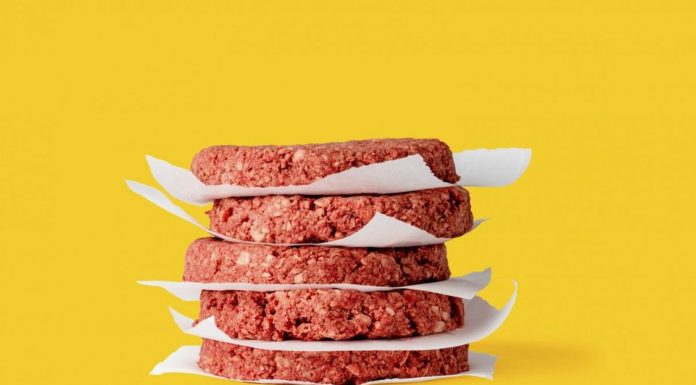 Burgerul Imposibil bazat pe plante se vinde la tot mai multe restaurante din SUA
