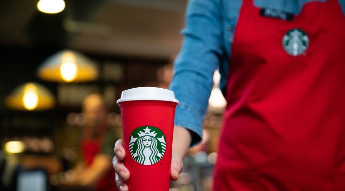 Starbucks lansează paharul reutilizabil, de această dată în versiunea de sărbători