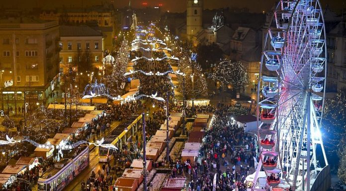 Târgul de Crăciun de la Debreţin include o casă din turtă dulce şi un cozonac de 200 de metri