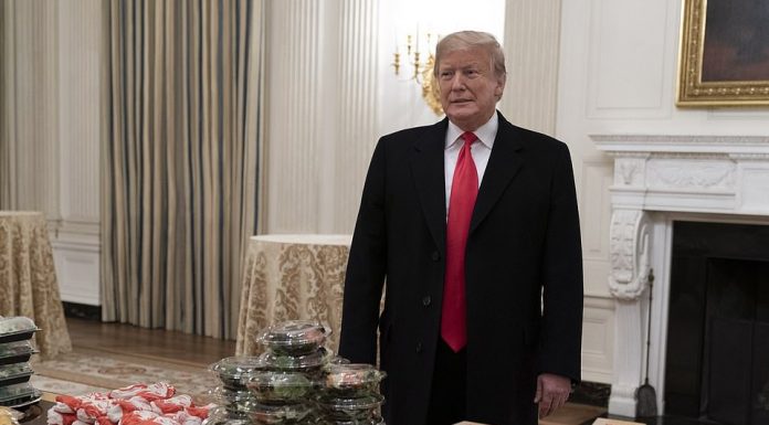 Donald Trump primeşte oaspeţii de la Casa Albă cu McDonald’s şi pizza