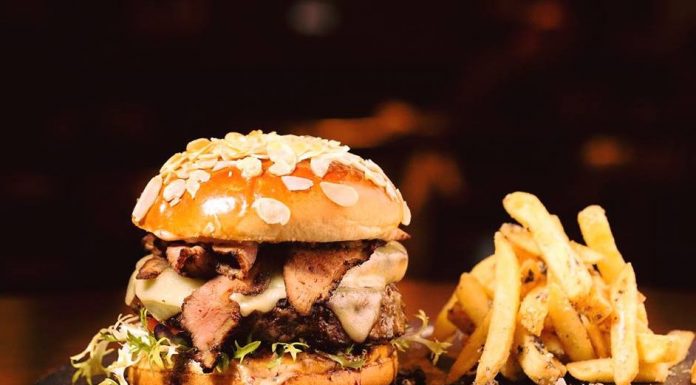 Hard Rock Cafe Bucureşti aniversează 11 ani cu un burger gourmet; Iată cum îl poţi degusta