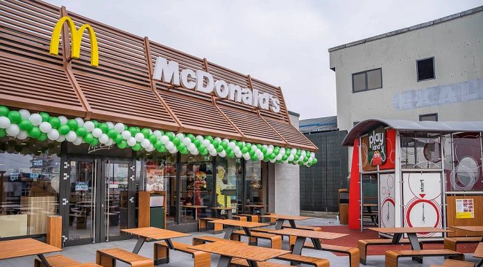 Primul McDonald’s din România cu staţii de încărcat electrice a fost inaugurat în Bucureşti