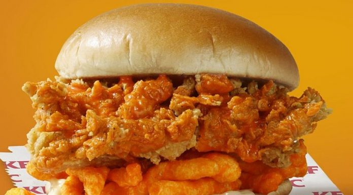 KFC testează o reţetă de sandviş cu pui şi pufuleţi cu brânză