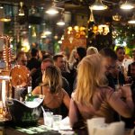 Românii vaccinaţi ar putea scăpa de restricţii la restaurante şi evenimente