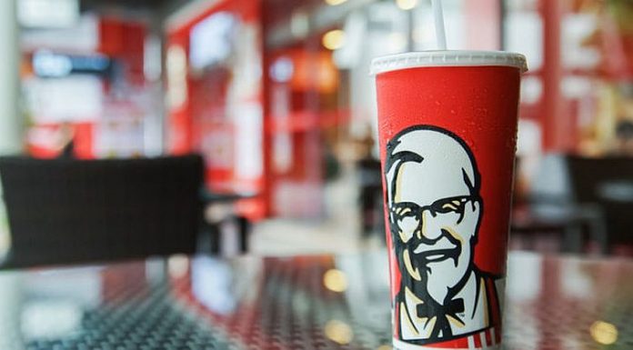 KFC anunţă trecerea la paie din hârtie, renunţând la plastic