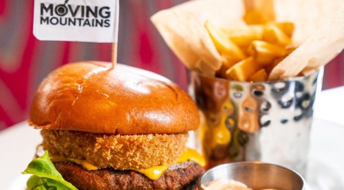 Hard Rock Cafe lansează în Europa burgerul vegan „Bleeding Burger”