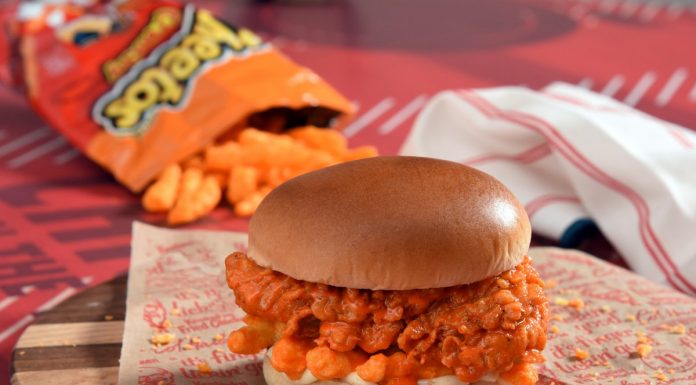KFC lansează un sandviş cu pufuleţi cu brânză şi carne de pui, plus alte preparate cu Cheetos