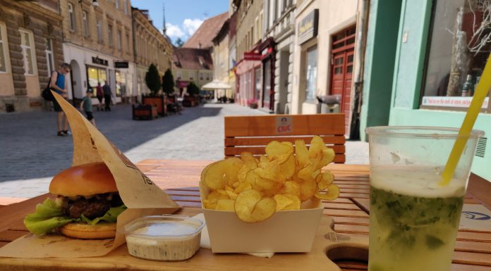 Degustăm burgeri la Grătar Urban: vii pentru burgeri, rămâi pentru cartofi (şi sosuri)