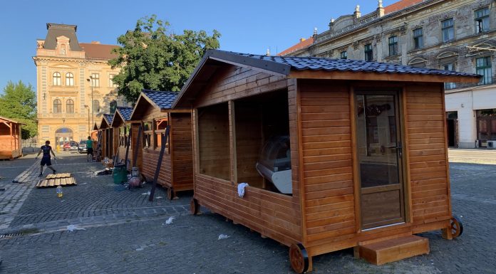 Târgul de vară din Piața Traian de la Timișoara e aproape gata de inaugurare; Veţi putea degusta cârnaţi afumaţi, brânză de burduf, pâine proaspătă