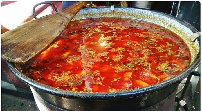 „Ţara de Papricaş” are loc în Piaţa Traian din Timişoara şi azi se lasă cu concurs de gătit papricaş