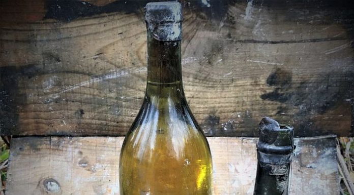 Scafandrii au recuperat sticle de cognac şi lichior pierdute într-un naufragiu acum 100 de ani