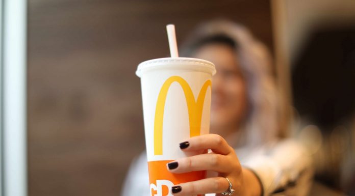McDonald’s România testează alternative la paiele din plastic în 7 restaurante ale sale