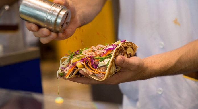 „Shaorma” sau „Şaorma”; Ce variantă introducem în DEX? Un restaurant are o propunere pentru Academia Română