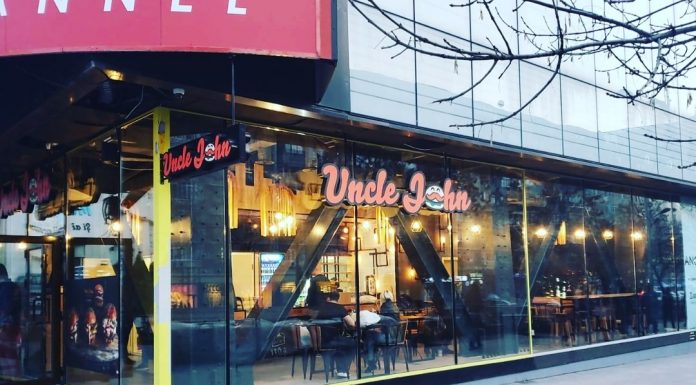 Uncle John a deschis un nou restaurant cu burgeri la parterul Magazinului Cocor