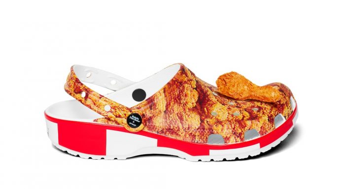 Sandalele KFC Crocs sunt acoperite cu pui prăjit stilizat şi miros a KFC chiar