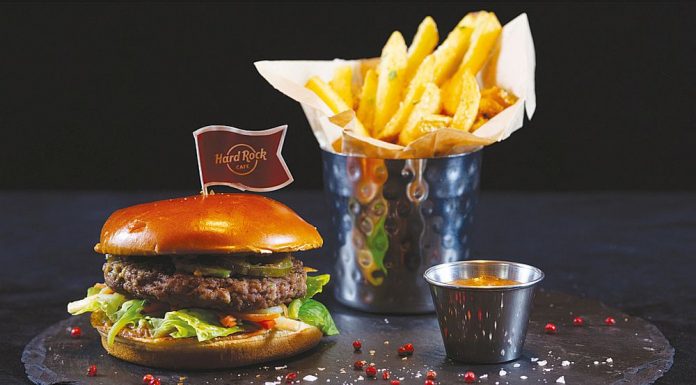 Burgeri din porc Mangaliţa şi coaste cu Fetească; Iată noul meniu Hard Rock Cafe Bucureşti, realizat de chef Paul Oppenkamp