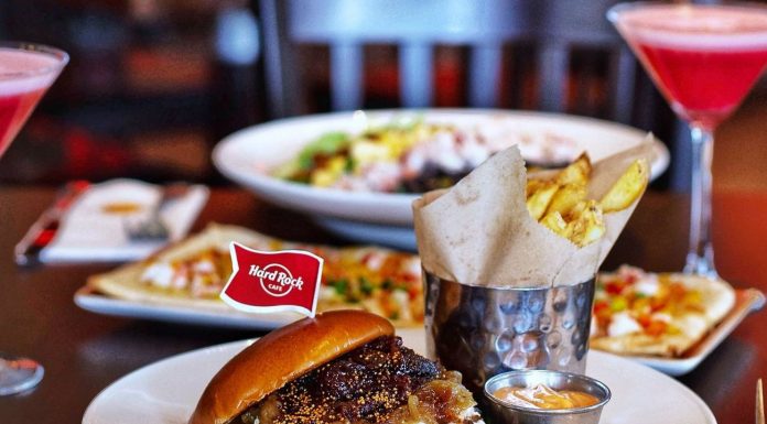 Hard Rock Cafe Bucureşti are preparate speciale pentru îndrăgostiţi: Bordeaux Burger, pizza cu homar + altele